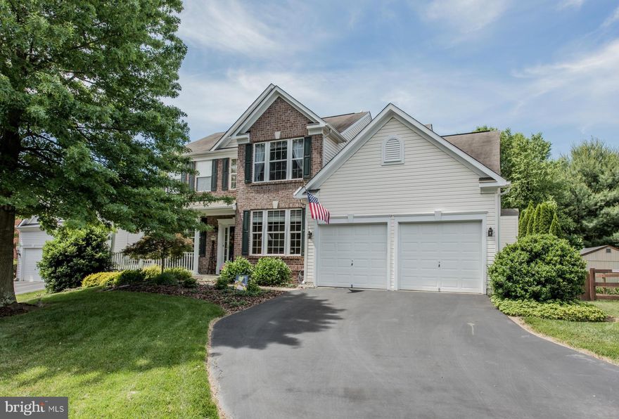 Instantly feel at home the minute you walk through the front door of this elegant Colonial. Newer Canadian Ash oak hrdwds span ML. KIT open to sunken FamRm w/GasFP! KIT feat.beautiful granite, SS Samsung appls pkg, stylish copper pendant lights over island&access to idyllic screened porch overlooking immaculate gardens&paver patio. Relax in MBD w/en suite BA. Fin.LL, New energy effic. HVAC [2015]!