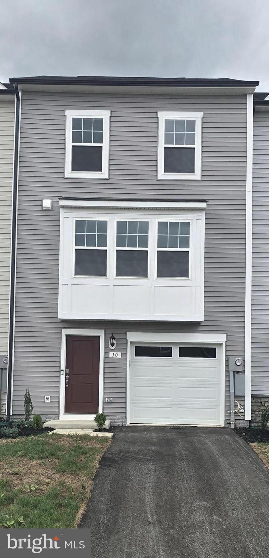 Owners have done a drastic price reduction for an 18 month lease and will now consider pets on a case by case basis.  Brand new  construction.  Beautiful 3 Bedroom 2 full and 2 half bath townhouse, located in Charles Town, WV.  Great commuter location and close to shopping and schools.  Schedule your showing today!