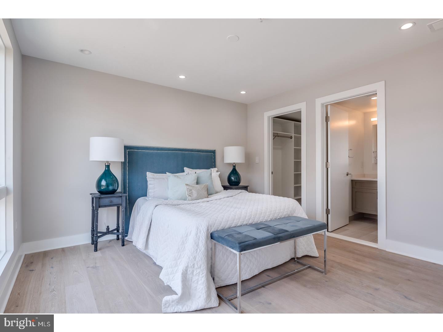 LOGAN SQUARE - Residential