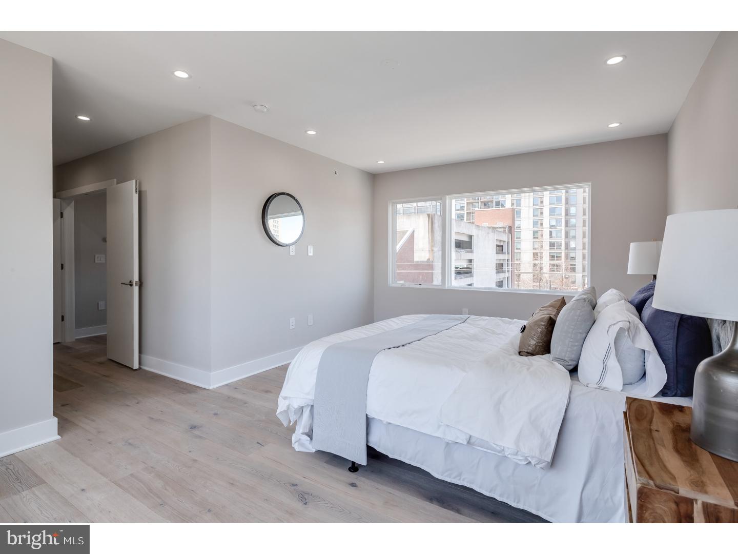 LOGAN SQUARE - Residential