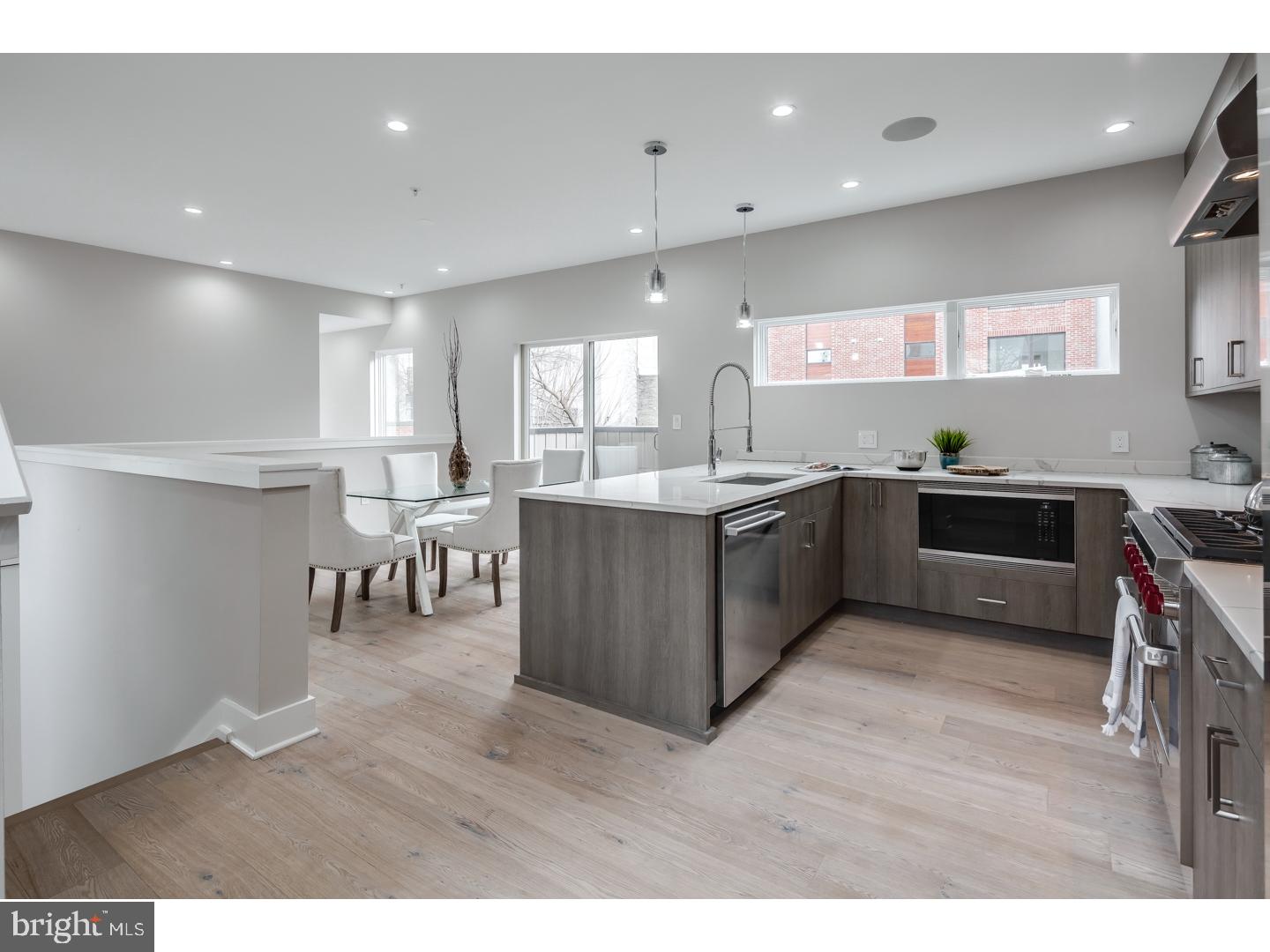 LOGAN SQUARE - Residential