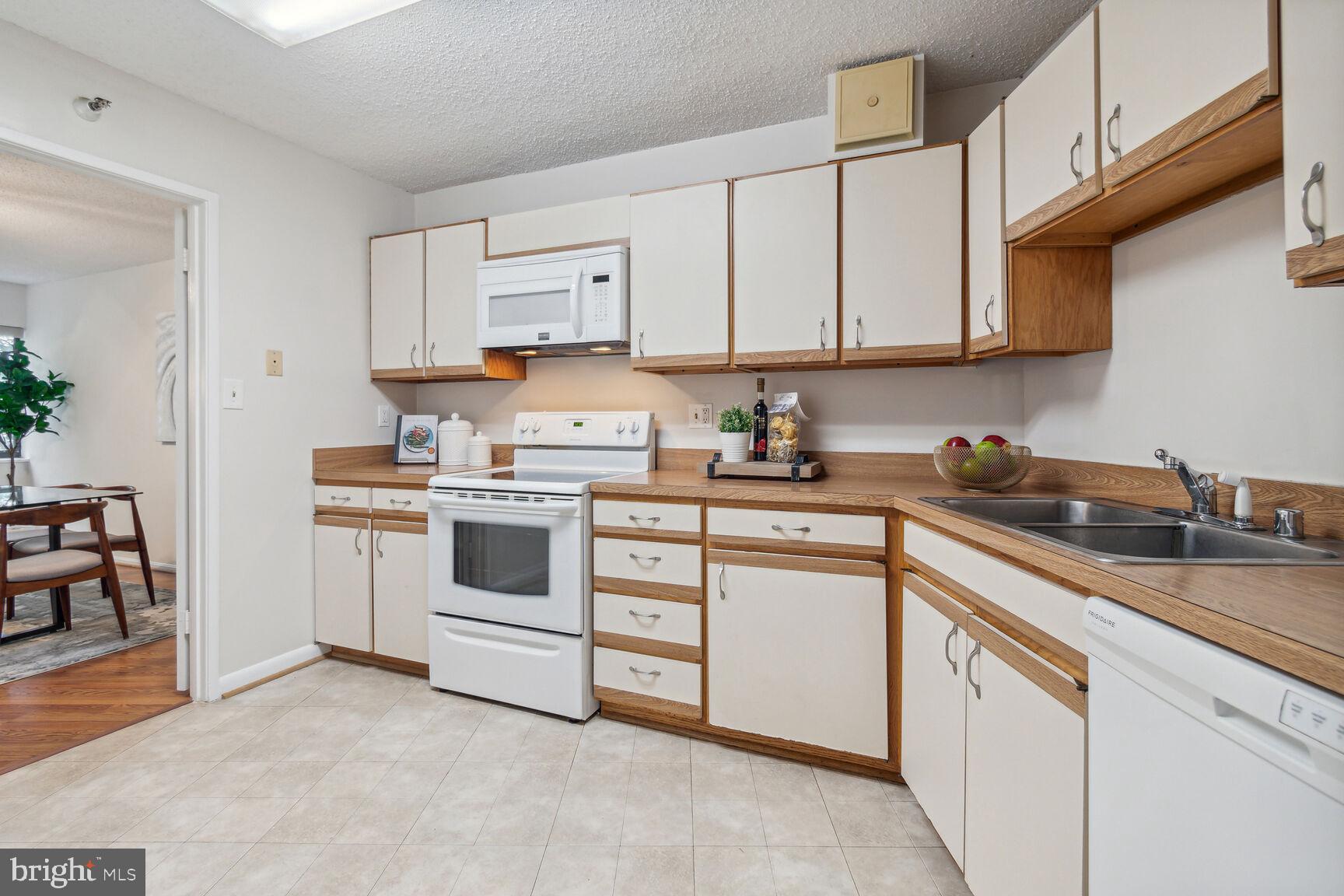 LEISURE WORLD - Residential