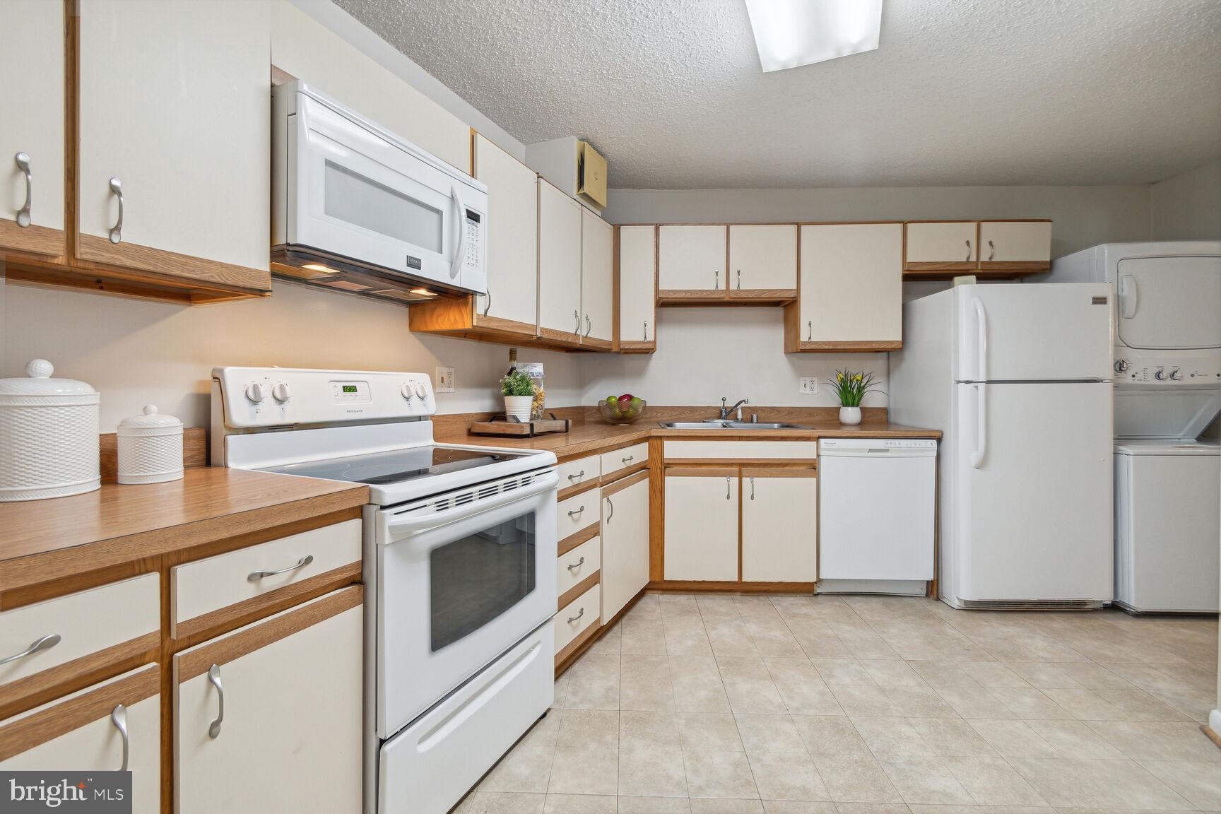 LEISURE WORLD - Residential