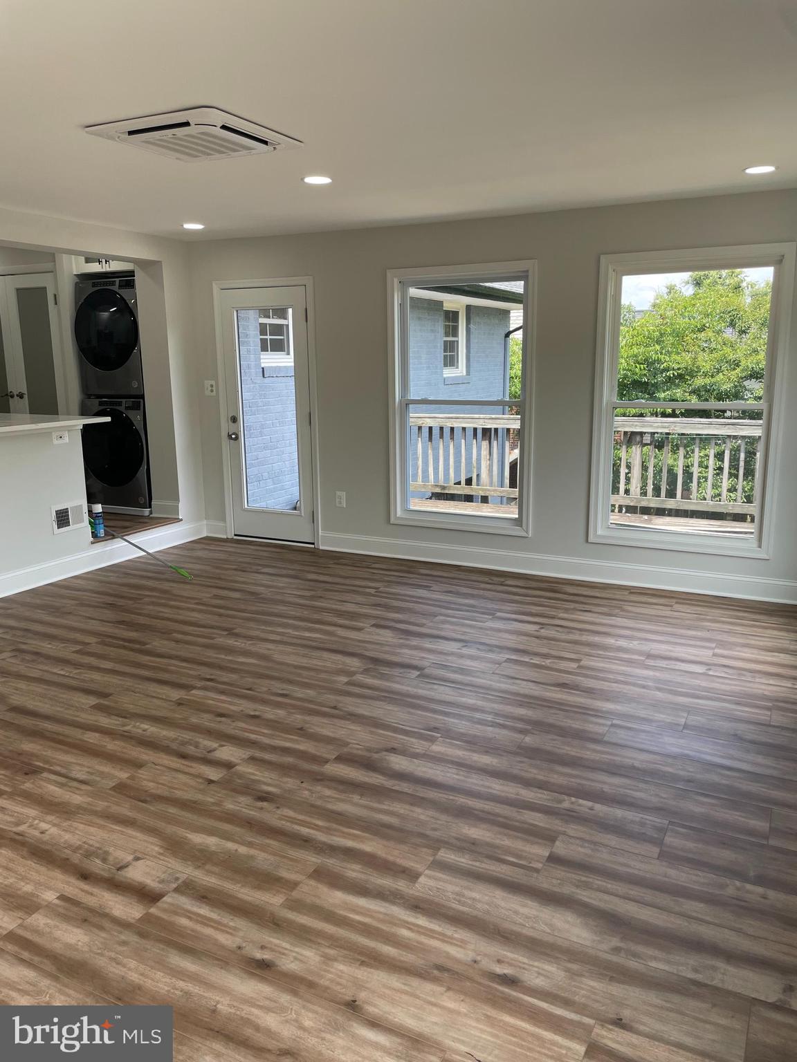 LINCOLNIA HILLS - Residential Lease