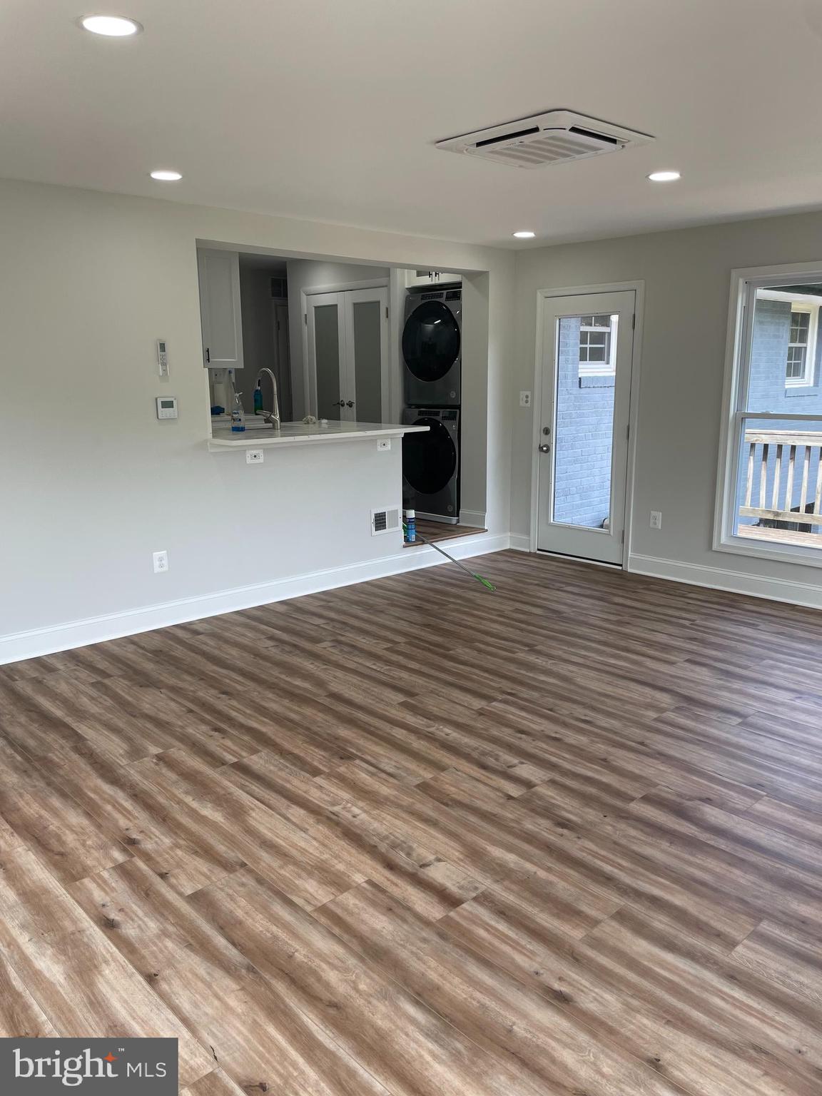 LINCOLNIA HILLS - Residential Lease