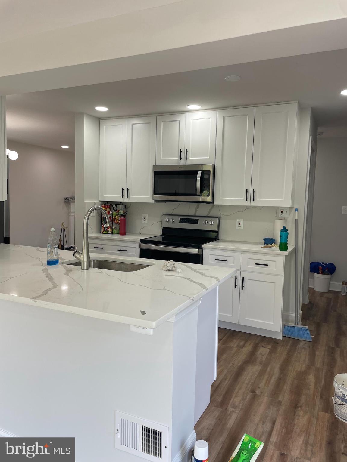 LINCOLNIA HILLS - Residential Lease