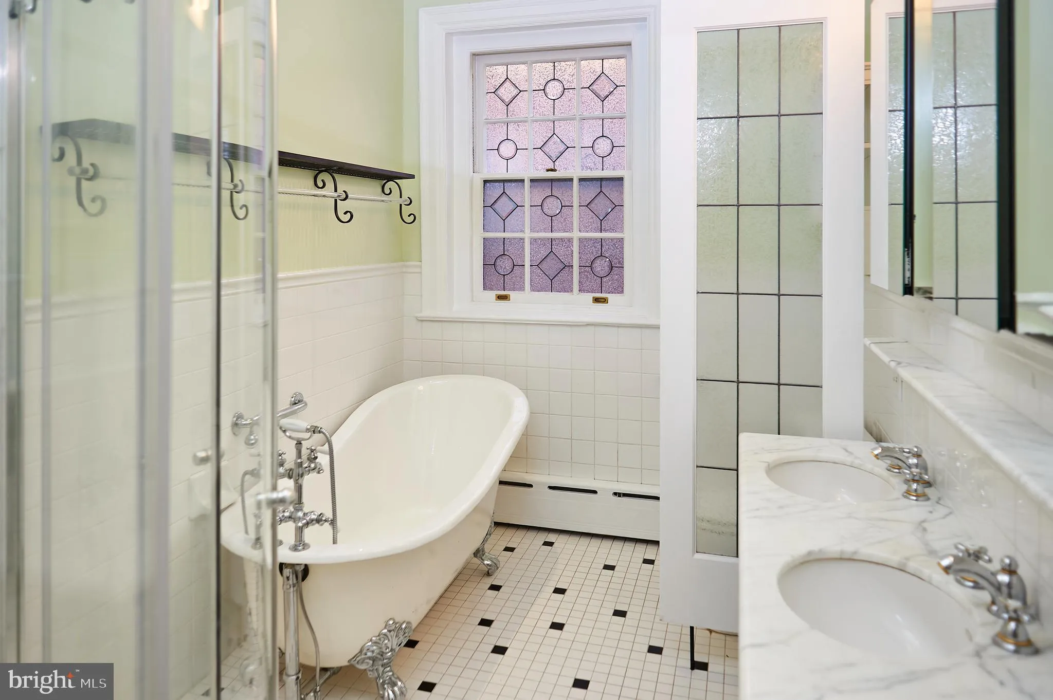 Philadelphia, Pennsylvania 19103, United States, 4 Bedrooms Bedrooms, ,2 BathroomsBathrooms,Residential,Pending,118876