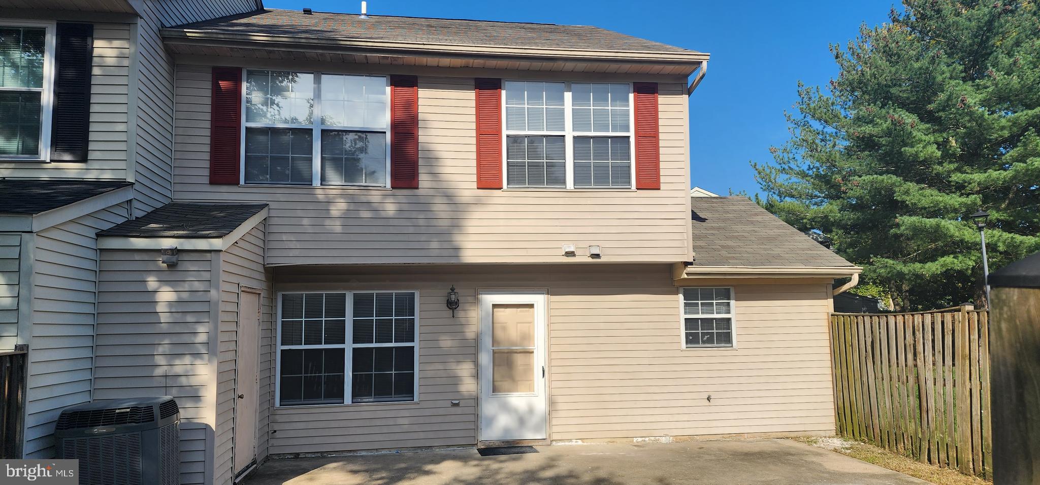 ST CHARLES SUB - HAMPSHIRE - Residential Lease