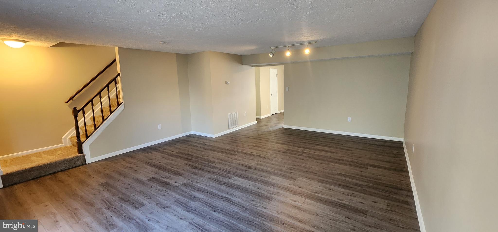 ST CHARLES SUB - HAMPSHIRE - Residential Lease