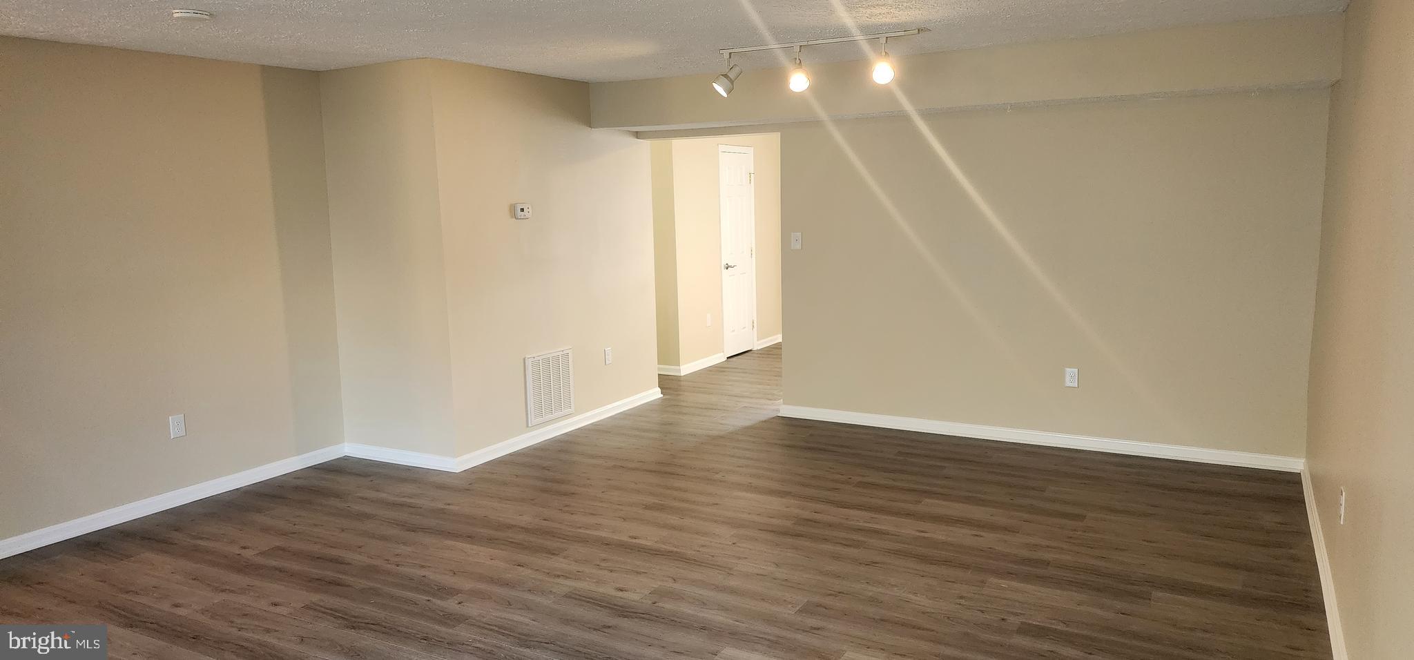 ST CHARLES SUB - HAMPSHIRE - Residential Lease