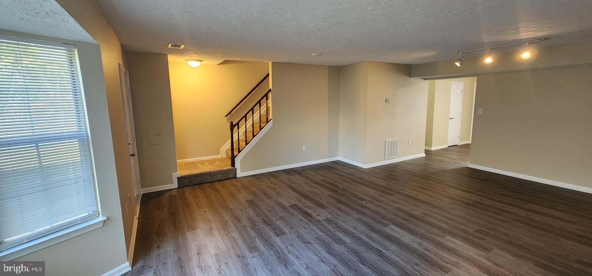 ST CHARLES SUB - HAMPSHIRE - Residential Lease