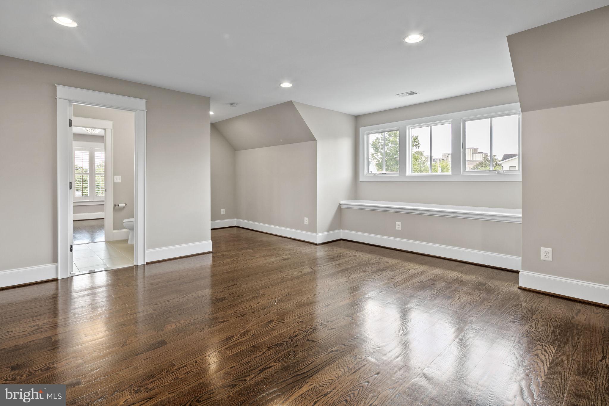 LYON VILLAGE - Residential