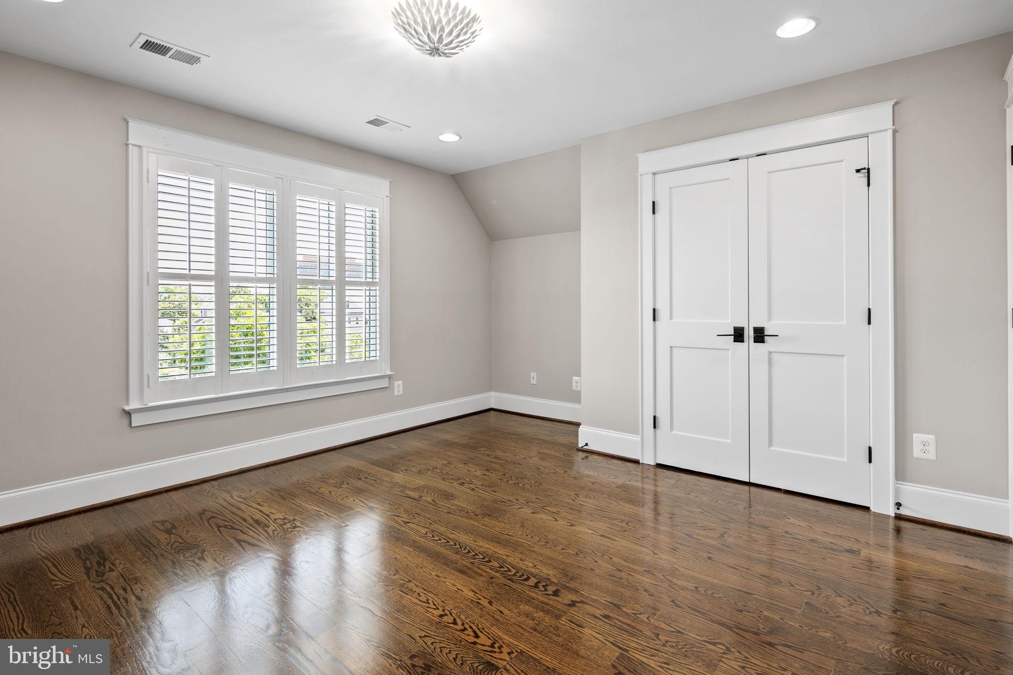 LYON VILLAGE - Residential