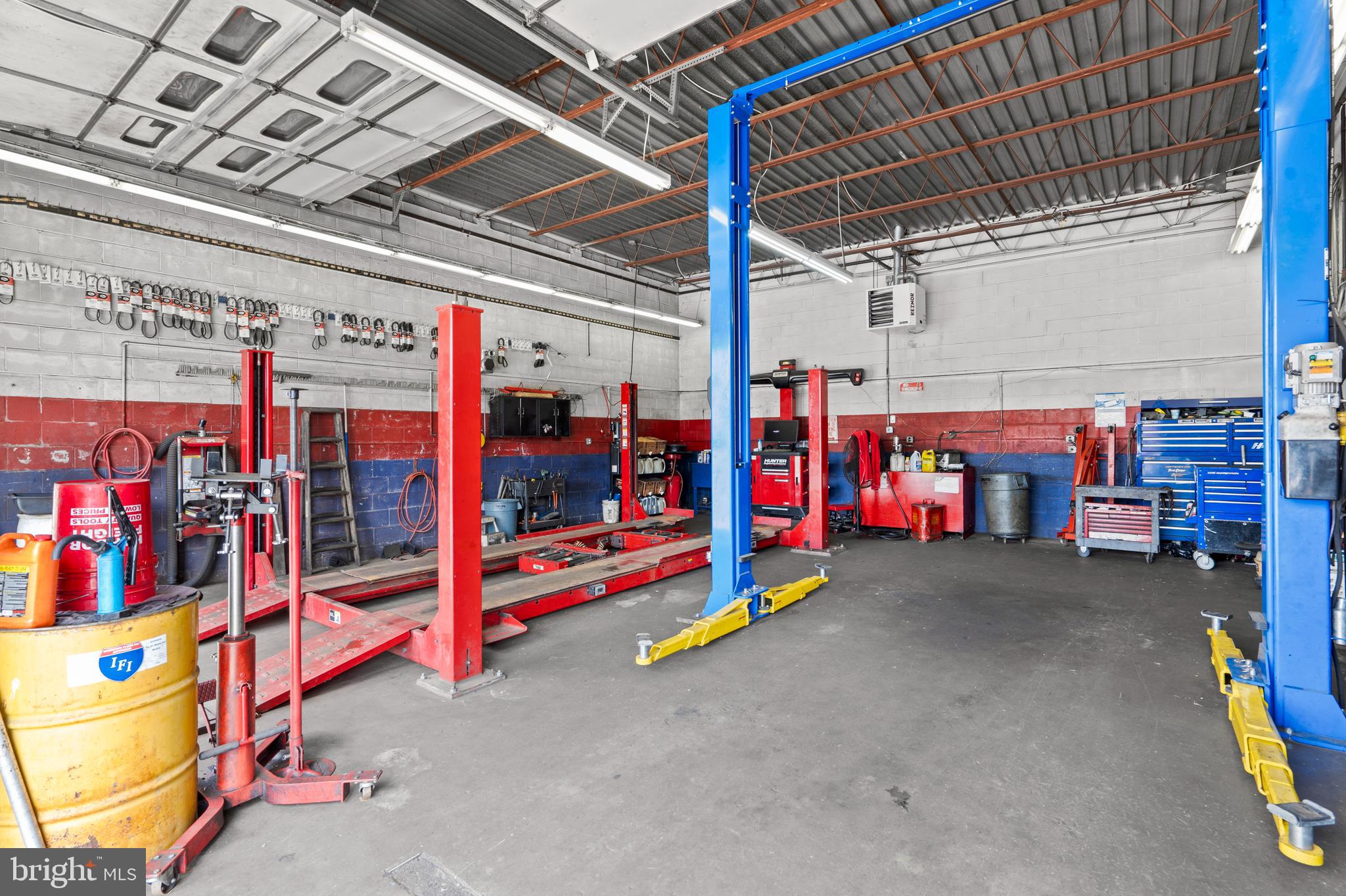 HOLMESBURG - Commercial Sale