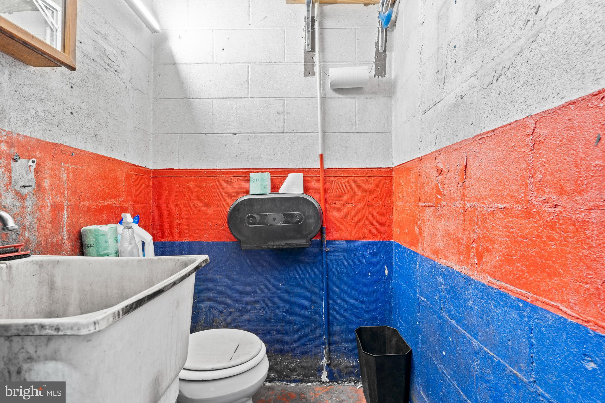 HOLMESBURG - Commercial Sale