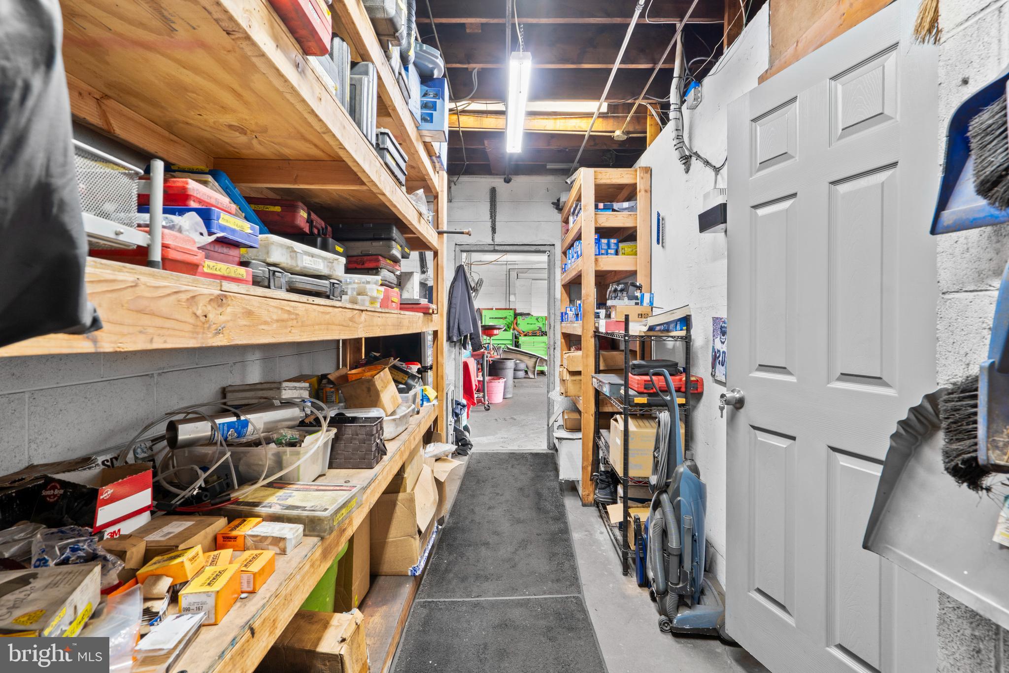 HOLMESBURG - Commercial Sale