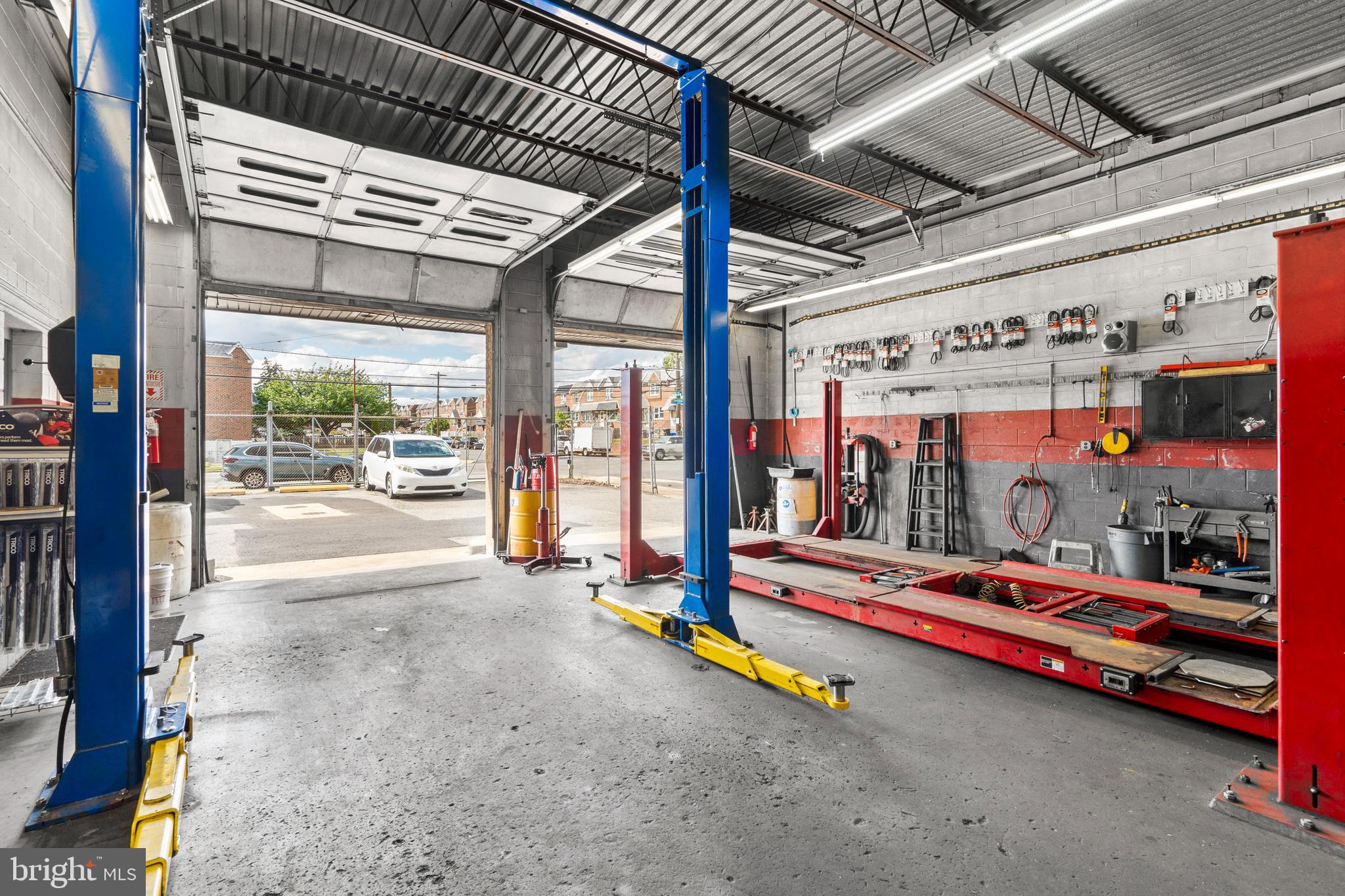 HOLMESBURG - Commercial Sale