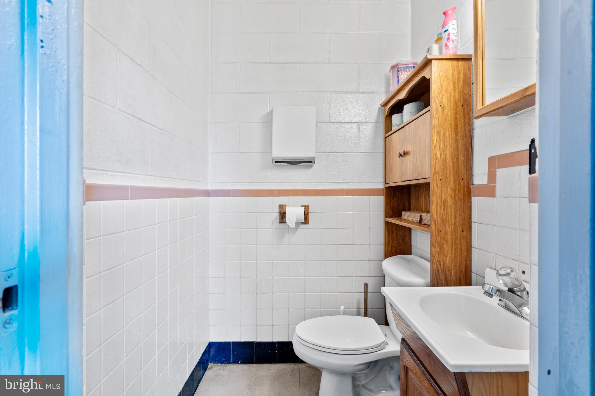 HOLMESBURG - Commercial Sale