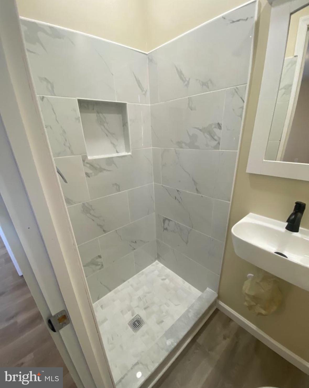 KINGS COURT - Residential Lease