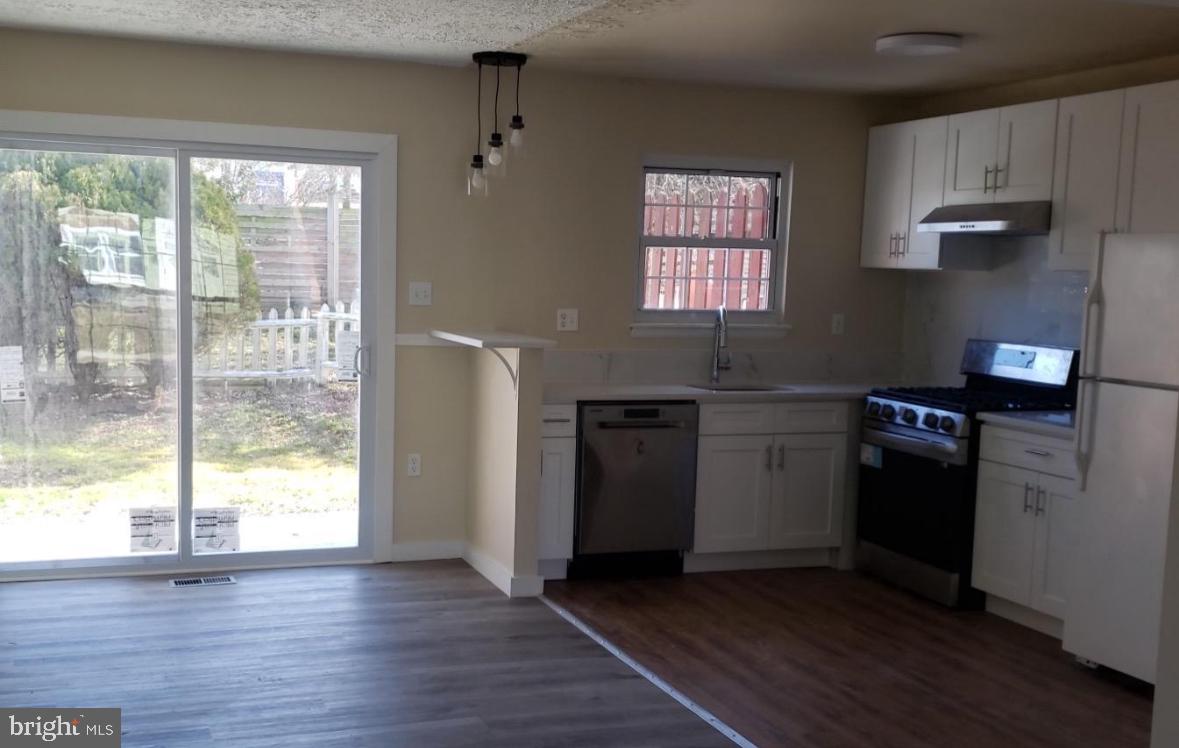 KINGS COURT - Residential Lease