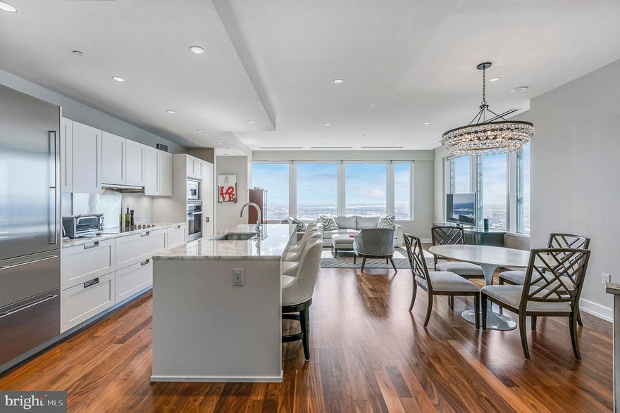 This three bedroom, three and a half bath residence at Two Liberty is not to be missed!  Perfectly situated in the center of it all, this residence is steps away from fine dining, one-of-a kind shopping, world-renowned cultural destinations, and exciting nightlife.