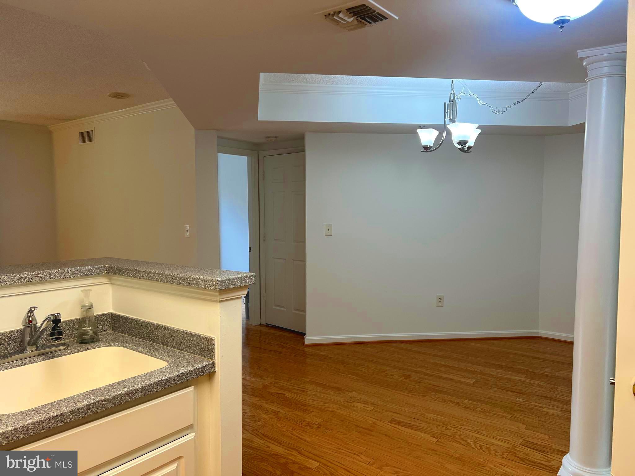 LEXINGTON SQUARE - Residential