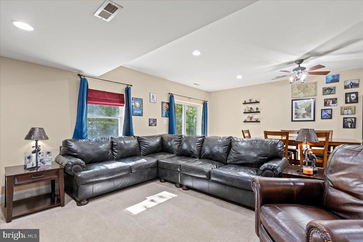 HUNTINGFIELDS MANOR - Residential