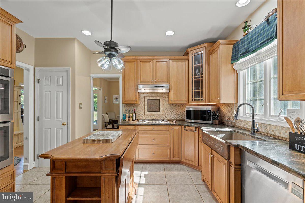 HUNTINGFIELDS MANOR - Residential