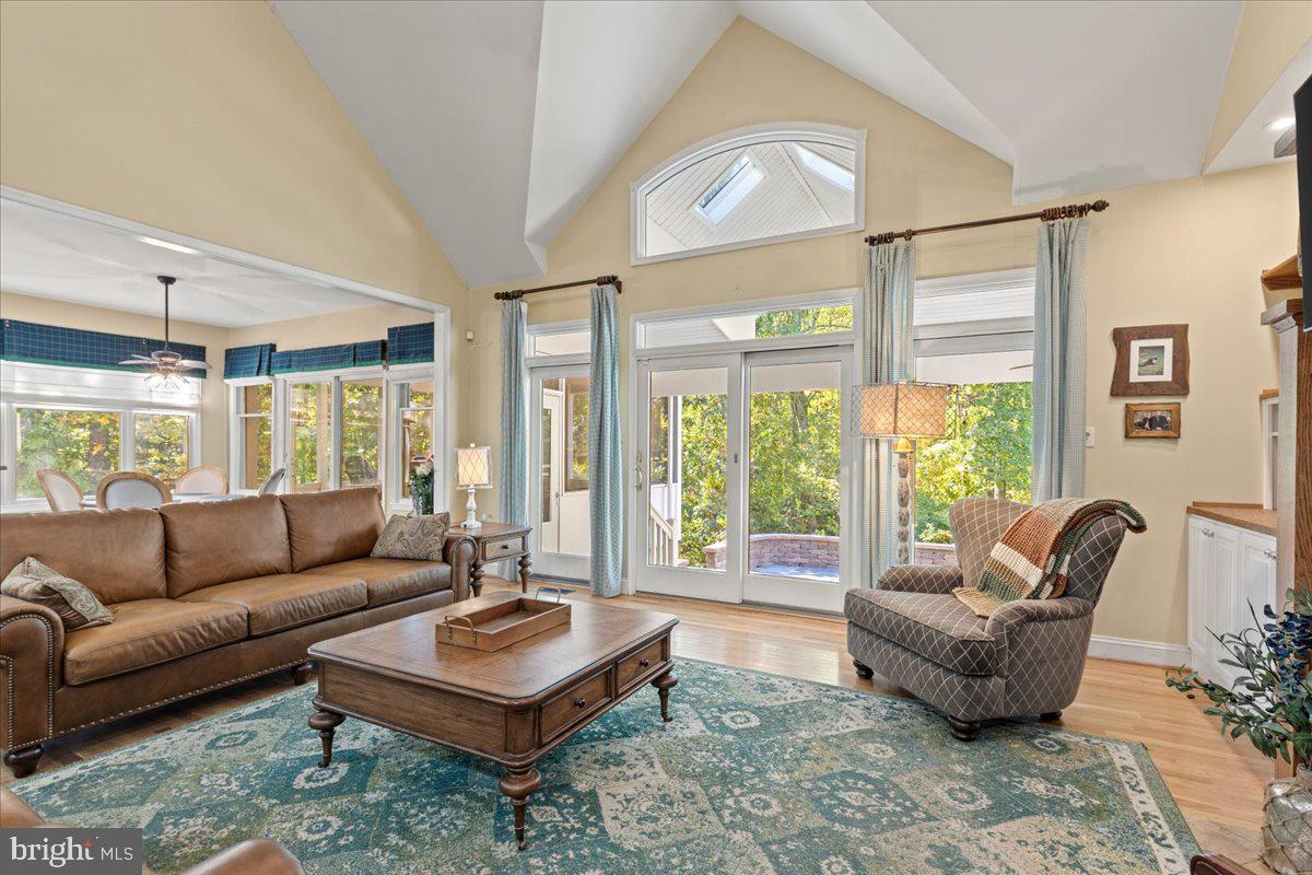 HUNTINGFIELDS MANOR - Residential