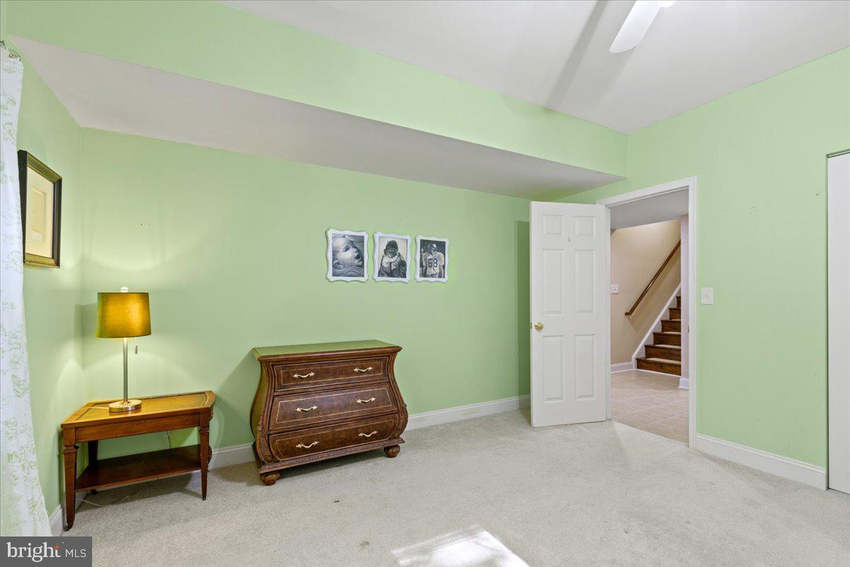 HUNTINGFIELDS MANOR - Residential