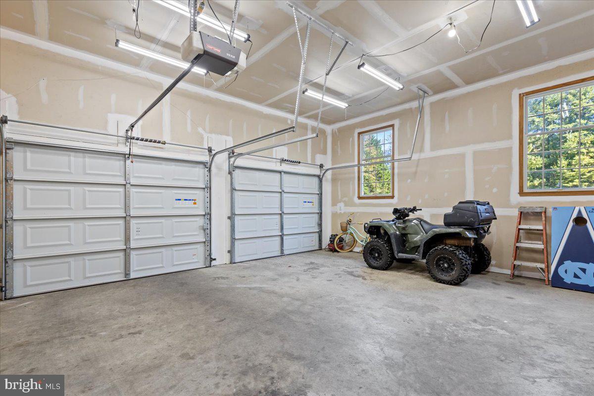 HUNTINGFIELDS MANOR - Residential