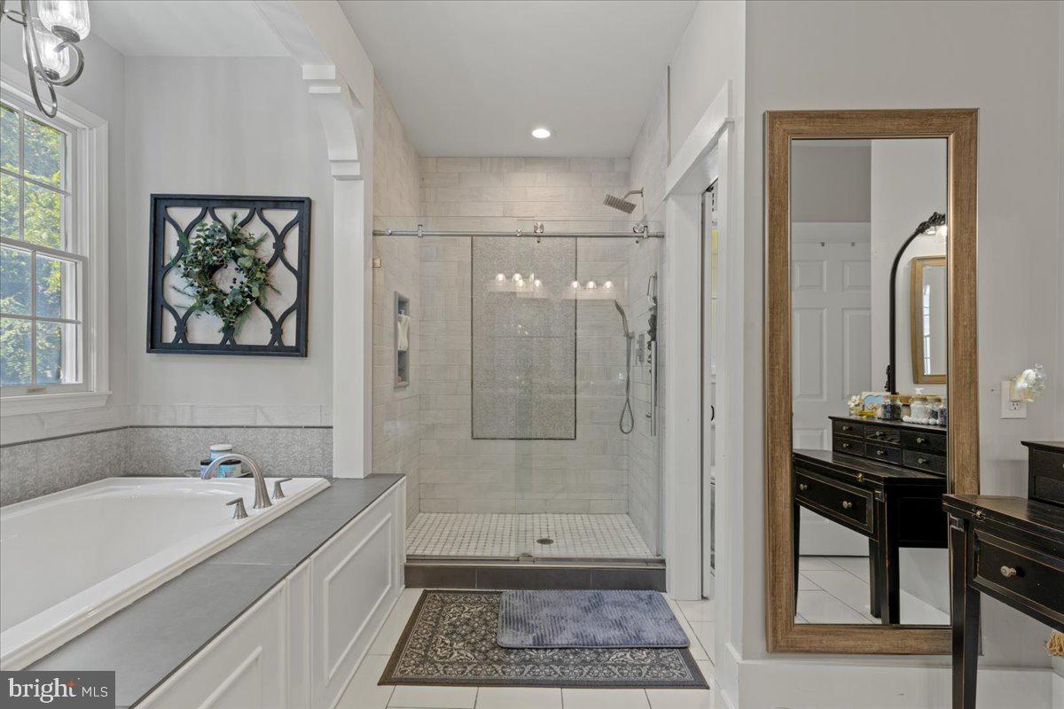 HUNTINGFIELDS MANOR - Residential