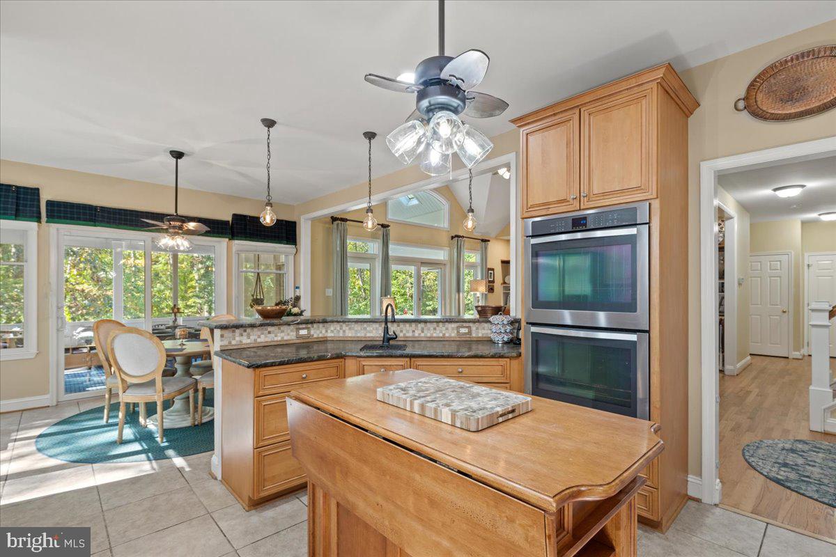 HUNTINGFIELDS MANOR - Residential