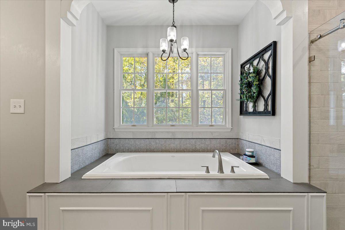 HUNTINGFIELDS MANOR - Residential