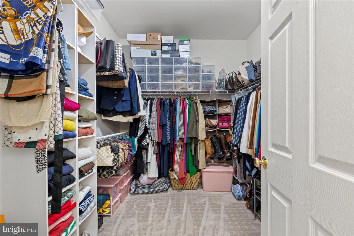 HUNTINGFIELDS MANOR - Residential