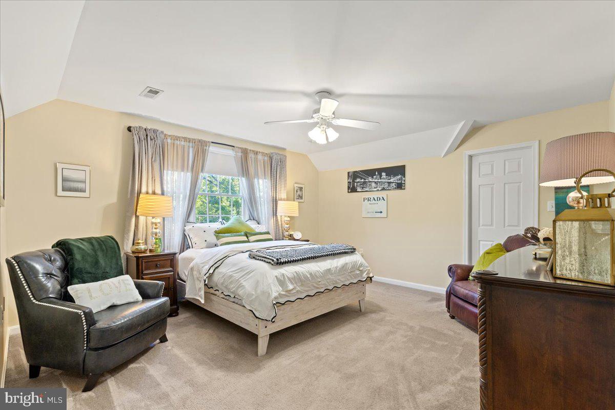 HUNTINGFIELDS MANOR - Residential