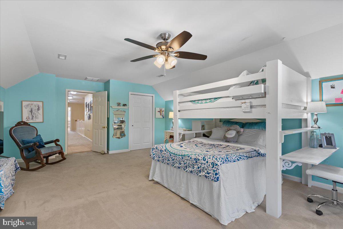 HUNTINGFIELDS MANOR - Residential