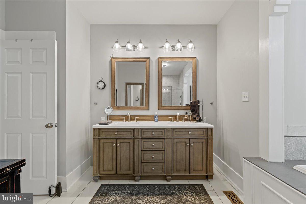 HUNTINGFIELDS MANOR - Residential