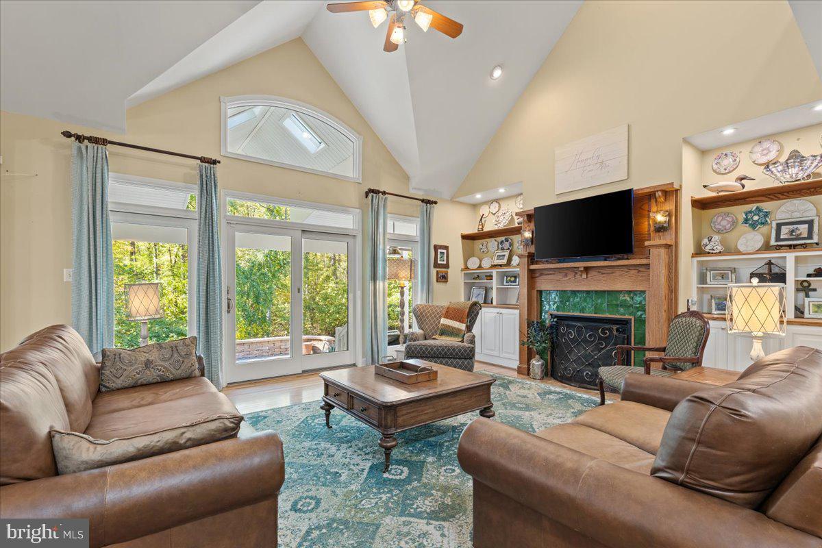 HUNTINGFIELDS MANOR - Residential