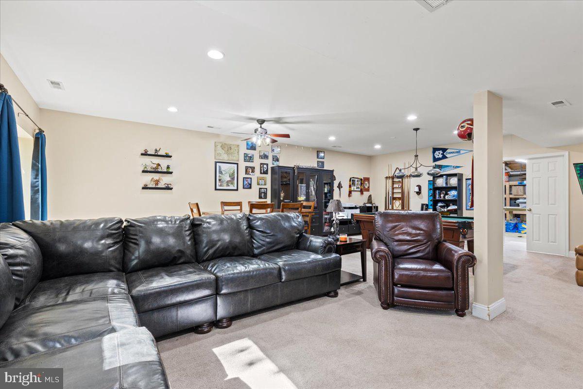 HUNTINGFIELDS MANOR - Residential