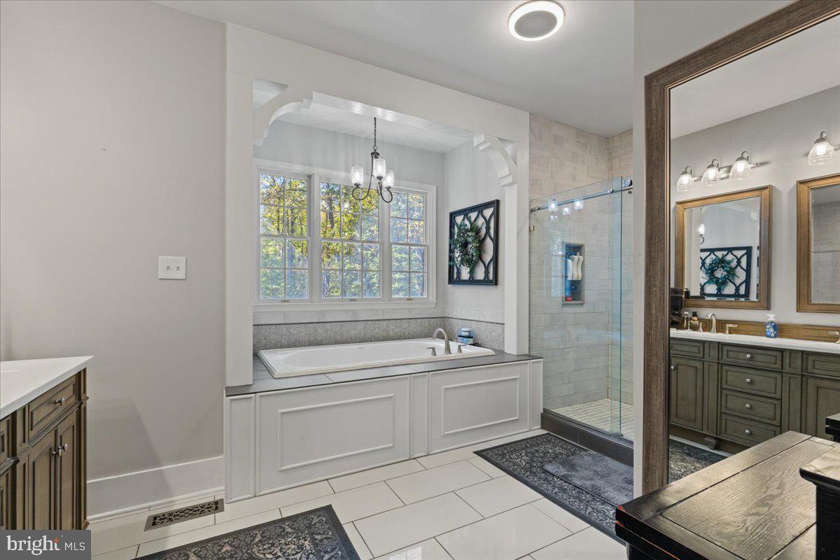 HUNTINGFIELDS MANOR - Residential