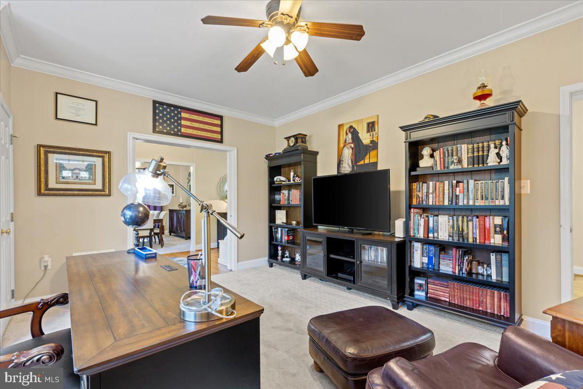 HUNTINGFIELDS MANOR - Residential