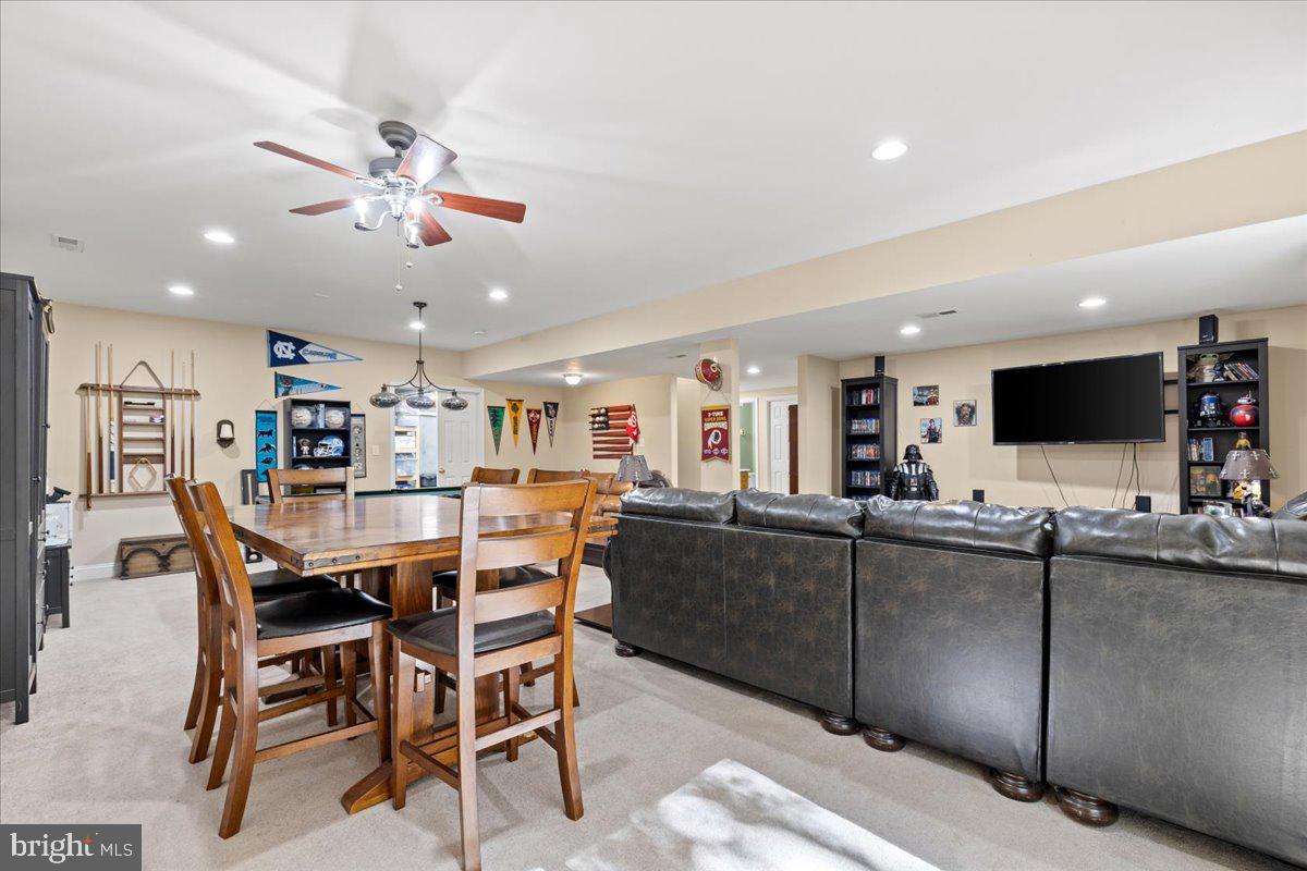 HUNTINGFIELDS MANOR - Residential