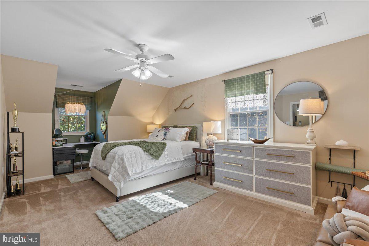 HUNTINGFIELDS MANOR - Residential