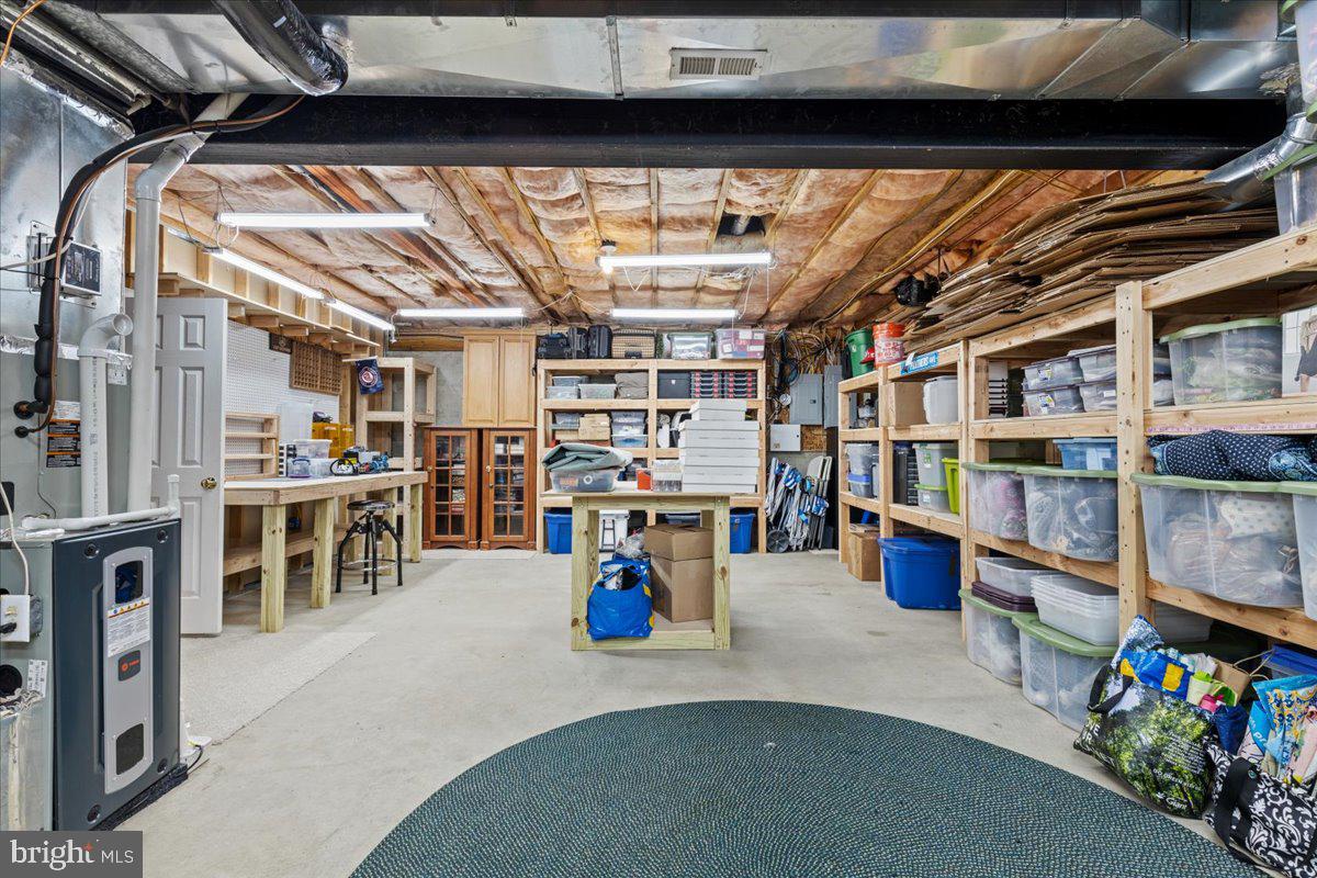 HUNTINGFIELDS MANOR - Residential