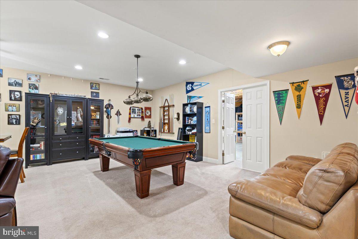 HUNTINGFIELDS MANOR - Residential