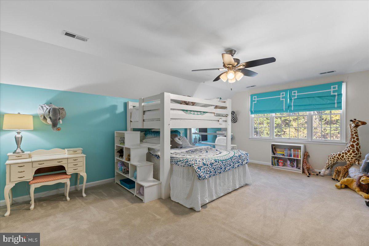 HUNTINGFIELDS MANOR - Residential