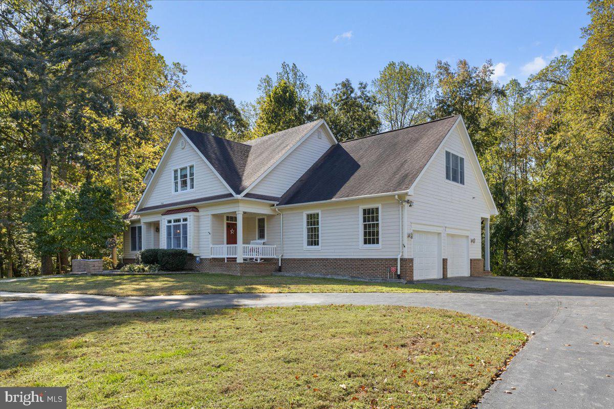 HUNTINGFIELDS MANOR - Residential