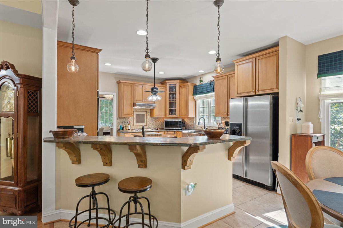 HUNTINGFIELDS MANOR - Residential