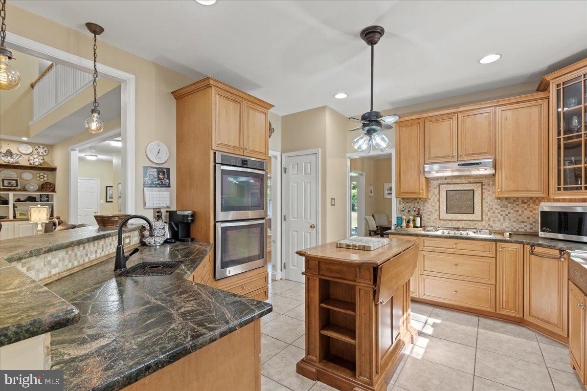 HUNTINGFIELDS MANOR - Residential